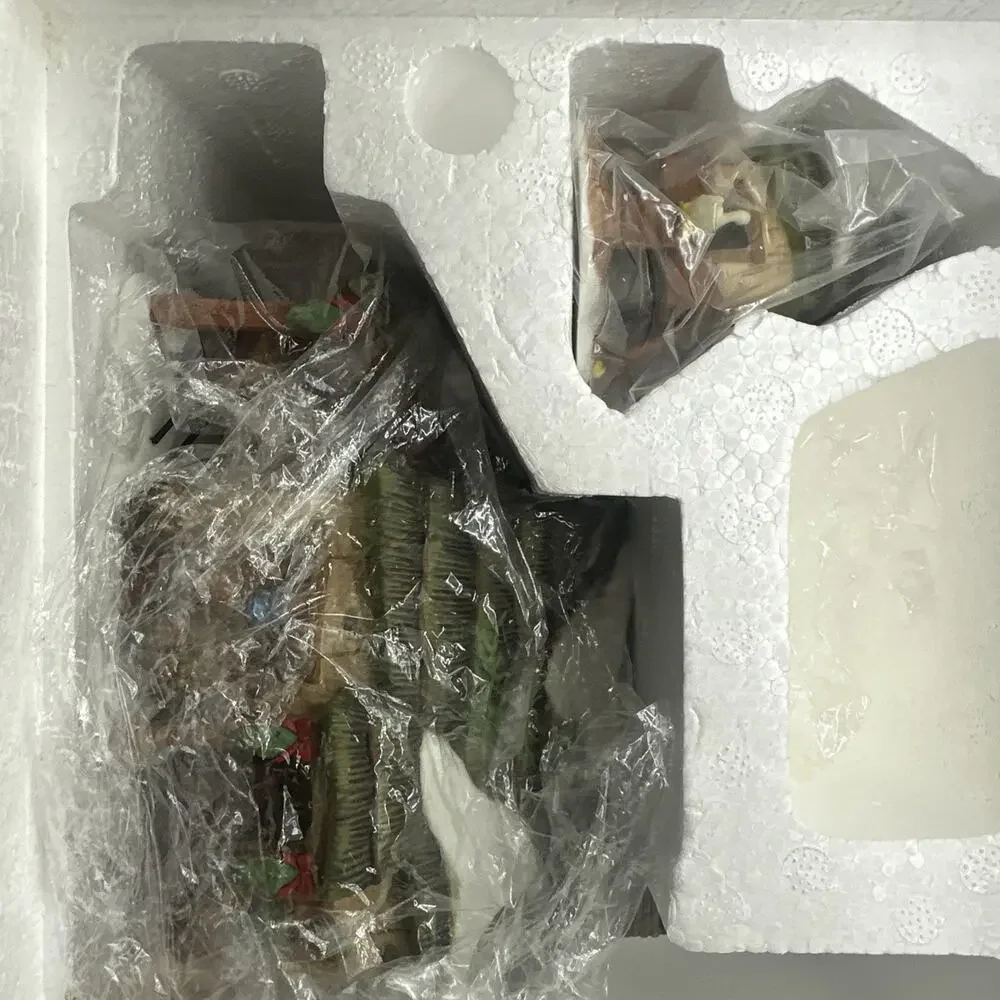 Department 56 Dickens Village Series McShane Cottage 58444 1999 Set of 2
